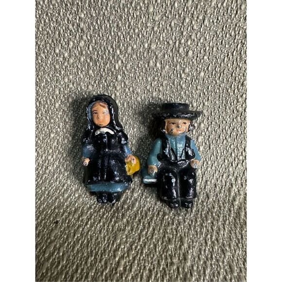 Vintage Cast Iron Amish Family Figurine Set of 4 Mini Shelf Sitters and Figures - Picture 4 of 10